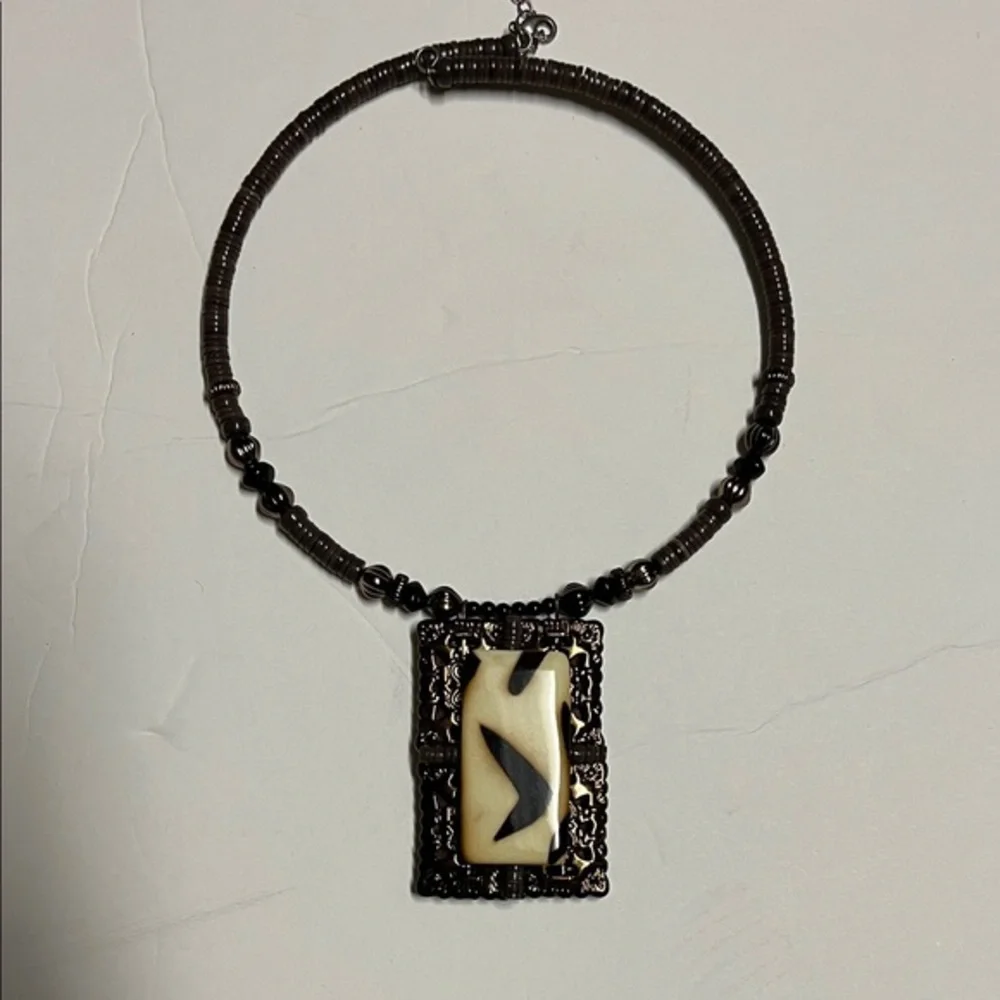 Elegant Brown and Cream Pendant Necklace - Picture 1 of 4